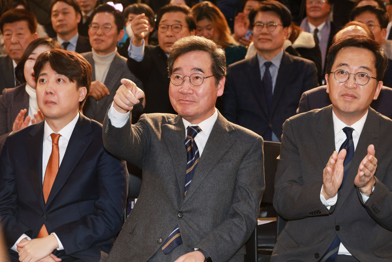 더불어민주당을 탈당한 이낙연 전 대표가 16일 오후 서울 동작구 서울여성플라자에서 열린 새로운미래 출범식에서 마이크 높이 변경을 요청하고 있다. 연합뉴스