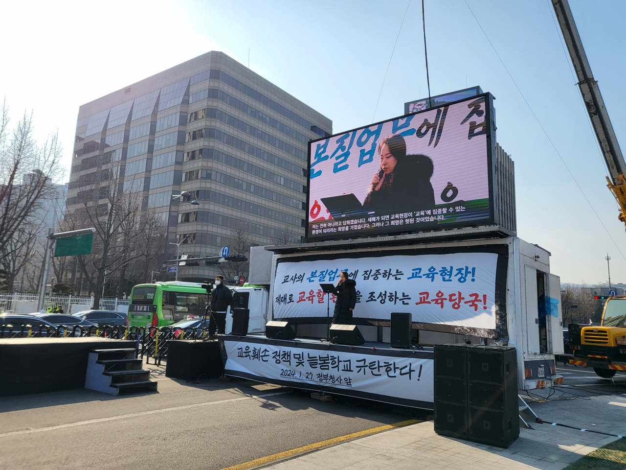 27일 정부서울청사 인근에서 열린 ‘교육훼손 정책 규탄 집회’에서 정수경 초등교사노조 위원장이 발언하고 있다. 박혜원 기자