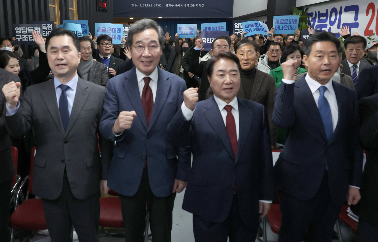 새로운미래 이낙연 인재영입위원장 등이 27일 오후 전북 전주시 롯데시네마 전주평화점에서 열린 새로운미래 전북특별자치도당 창당대회에서 결의를 다지고 있다.[연합]