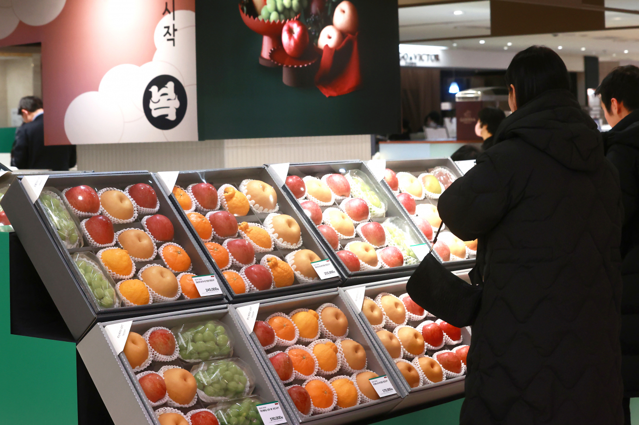백화점 업계가 설 선물 세트 본 판매를 시작한 지난 22일 서울 시내 한 백화점에 선물세트가 진열되어 있다.[연합]