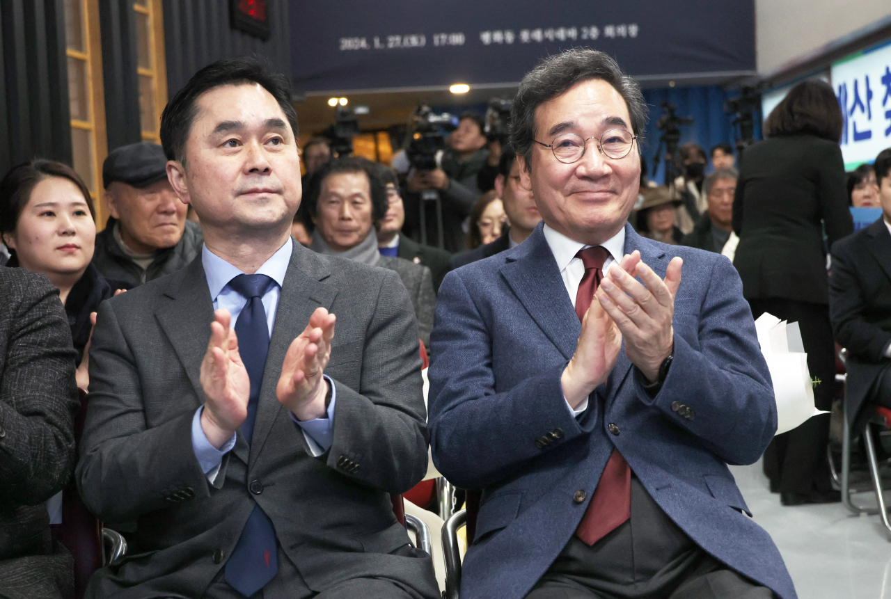 이낙연 전 총리와 김종민 미래대연합 공동 창당준비위원장이 지난 1월 27일 오후 전북 전주시 롯데시네마 전주평화점에서 열린 새로운미래 전북특별자치도당 창당대회에서 박수치고 있다.[연합]