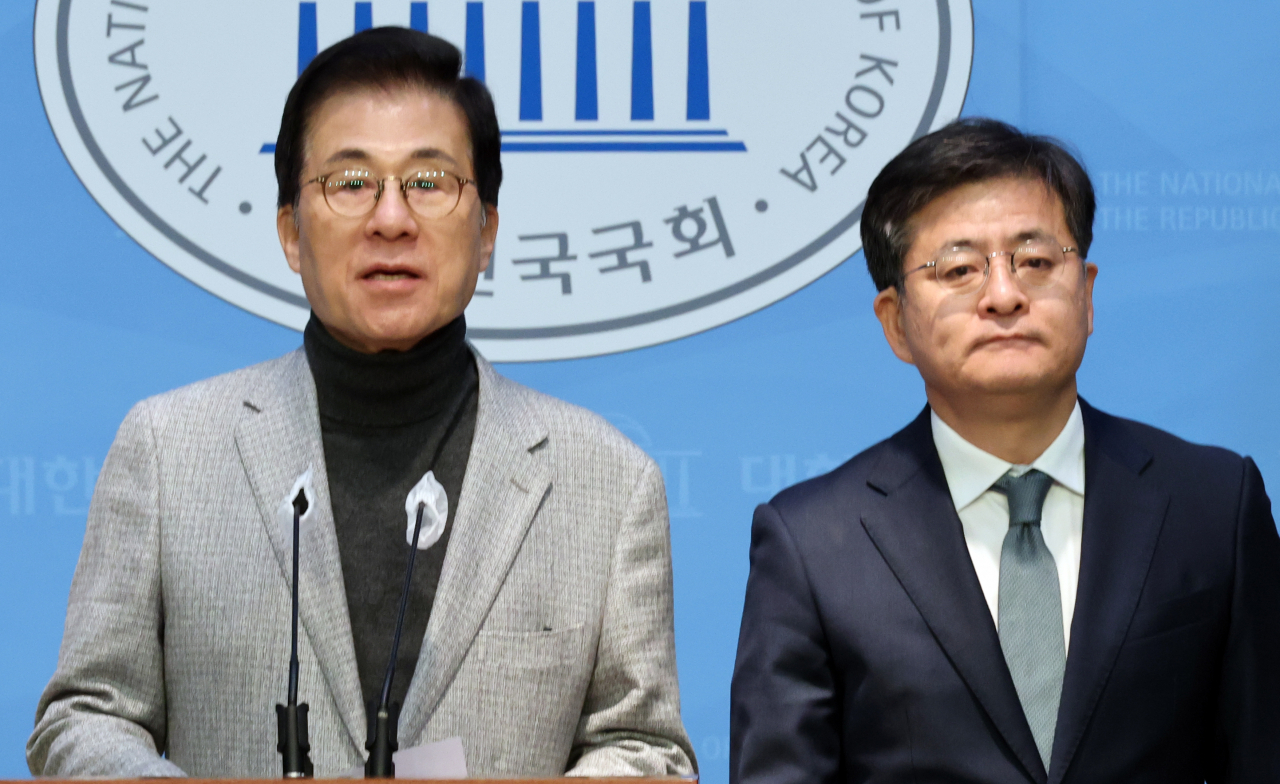 미래대연합 박원석 공동대표(오른쪽)와 새로운미래 신경민 국민소통위원장이 28일 국회에서 가칭 '개혁미래당' 공동창당 기자회견을 하고 있다.[연합]