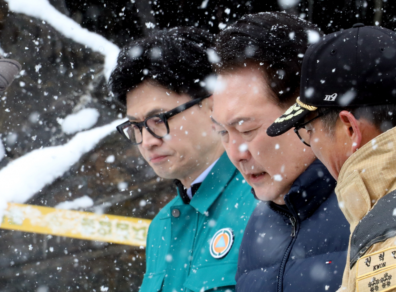 윤석열 대통령이 23일 충남 서천군 서천읍 서천특화시장 화재 현장에서 국민의힘 한동훈 비상대책위원장과 만나 함께 현장을 점검하고 있다.[연합]