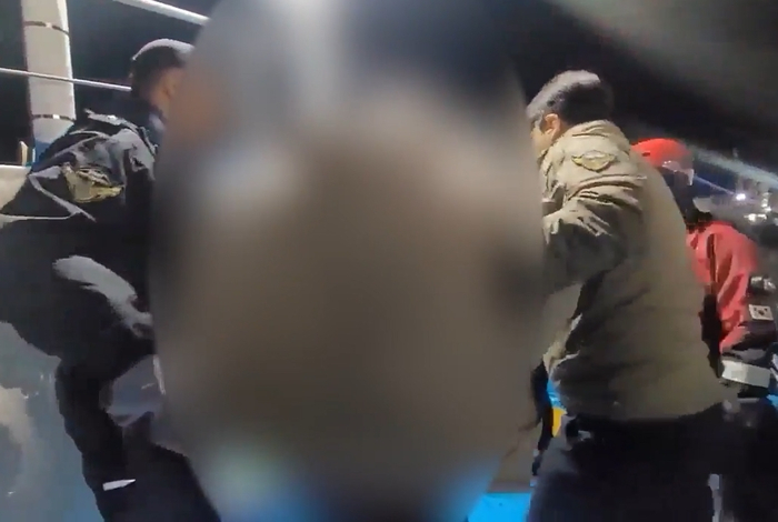 이 씨가 지난 26일 제주 서귀포해경에 붙잡히는 모습. [서귀포해경 제공]