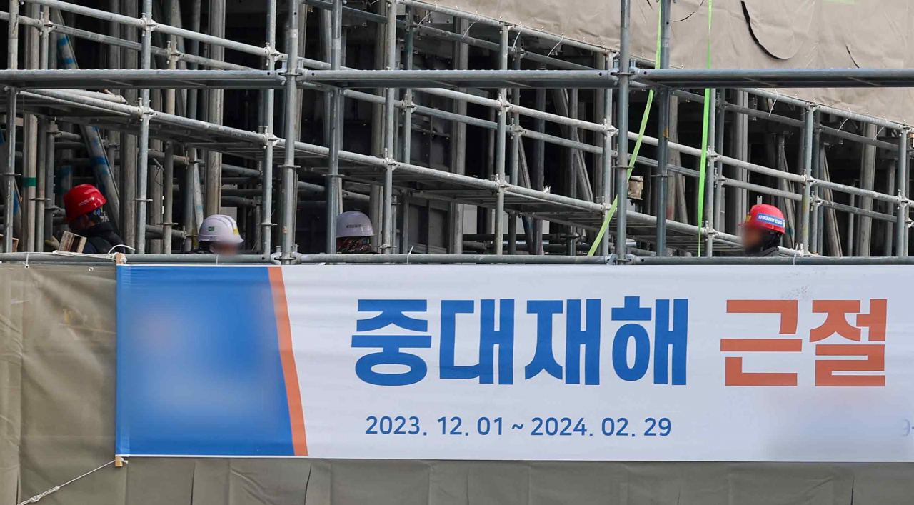 중대재해 처벌 등에 관한 법률(중대재해처벌법)이 5인 이상 모든 사업장에 확대 적용된 다음날인 28일 경기도 고양시 한 공사현장에서 작업자들이 작업을 하고 있다. 노동부에 따르면 새로 중대재해처벌법 테두리 안에 들어온 5&sim;49인 사업장은 83만7천 곳으로, 종사자는 800만 명가량이다. 상시 근로자가 5인 이상인 개인사업주 역시 법 적용 대상이다. [연합]