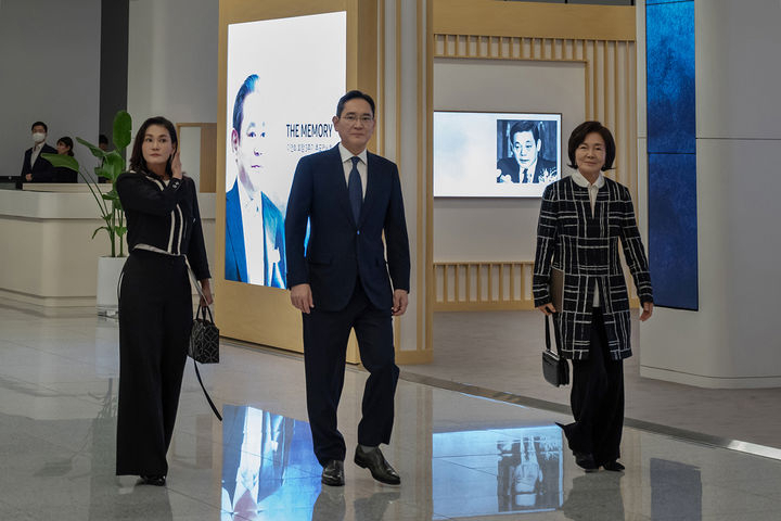 이재용(사진 가운데) 삼성전자 회장이 홍라희 전 삼성미술관 리움 관장, 이서현 삼성복지재단 이사장이 함께 최근 경기 용인시 삼성전자 인재개발원 콘서트홀에서 열린 '이건희 선대회장 3주기 추모 음악회'에 참석한 모습. [삼성전자 제공]