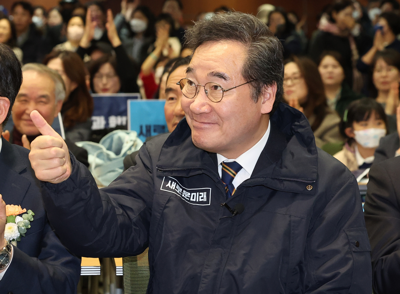 28일 오후 경기도 수원시 경기아트센터 컨벤션홀에서 열린 새로운미래 경기도당 창당대회에서 이낙연 인재영입위원장이 엄지를 들어보이고 있다. [연합]