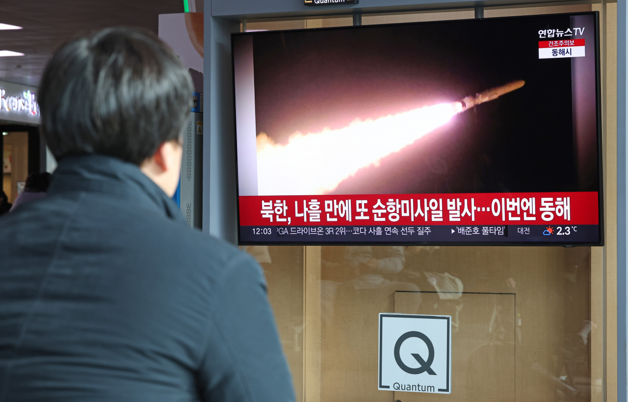 28일 오후 서울역에서 시민들이 관련 뉴스를 지켜보는 모습. 합동참모본부가 이날 북한이 함경남도 신포시 인근 동해상에서 순항미사일을 여러 발 발사했다고 밝혔다. 합참은 이날 오전 8시께 북한이 발사한 순항미사일 수 발을 포착했다. [연합]