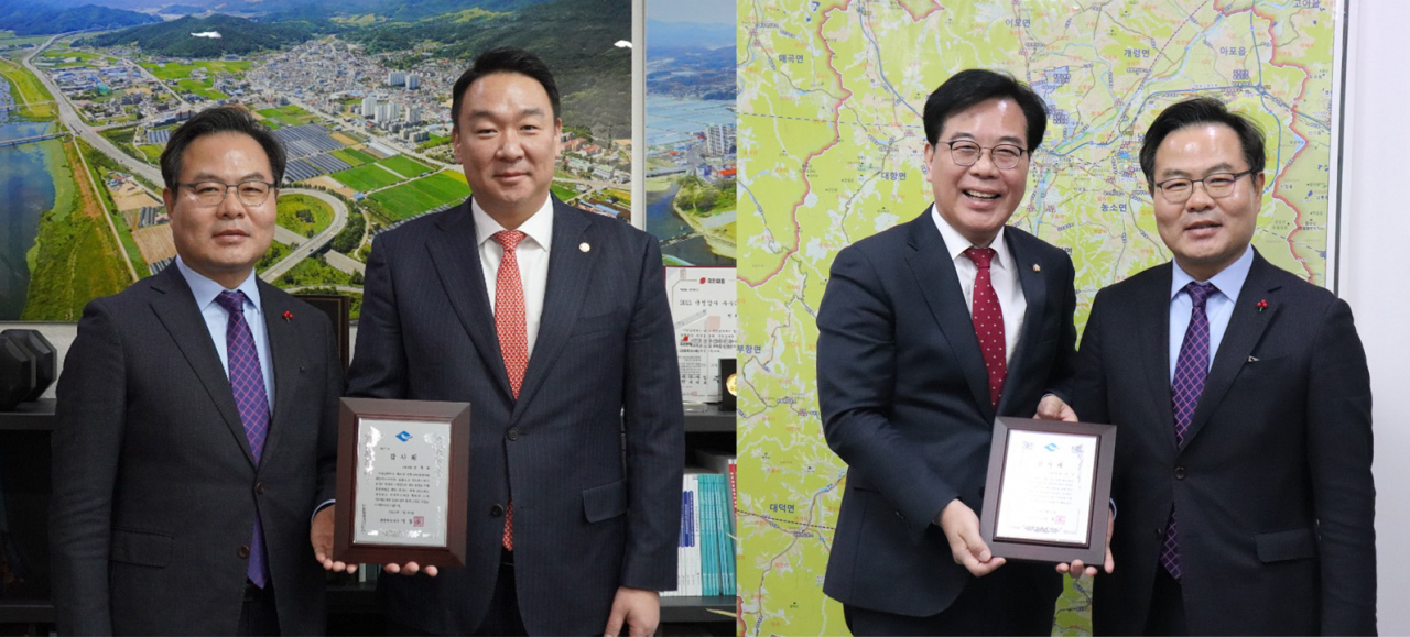 김학홍 경북도 행정부지사가 지난 26일 지난해 국비확보에 큰 힘을 보탠 정희용(왼쪽)과 송언석 국회의원에게 감사패를 전달했다.[경북도 제공]