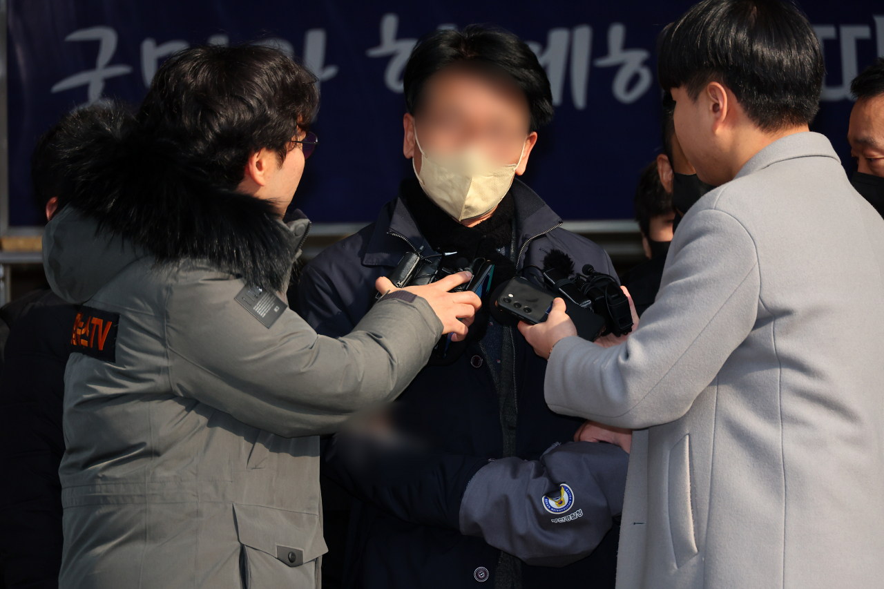 이재명 대표를 흉기로 찌른 혐의를 받는 김모씨가 10일 오전 부산 연제경찰서에서 나와 검찰로 송치되고 있다. [연합]