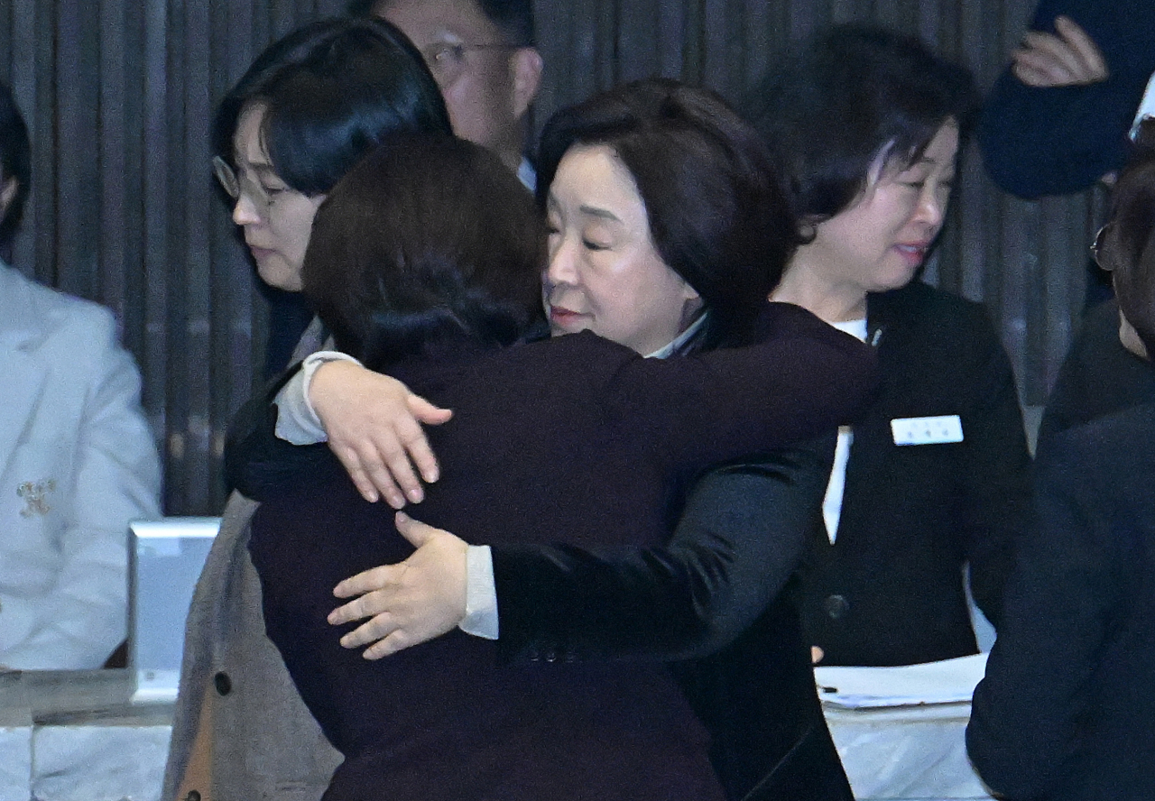 심상정 정의당 의원이 25일 오후 서울 여의도 국회에서 열린 제412회 국회(임시회) 제1차 본회의에서 의원직 사직안 통과로 자리를 떠나는 이은주 의원과 포옹 인사를 하고 있다. 임세준 기자