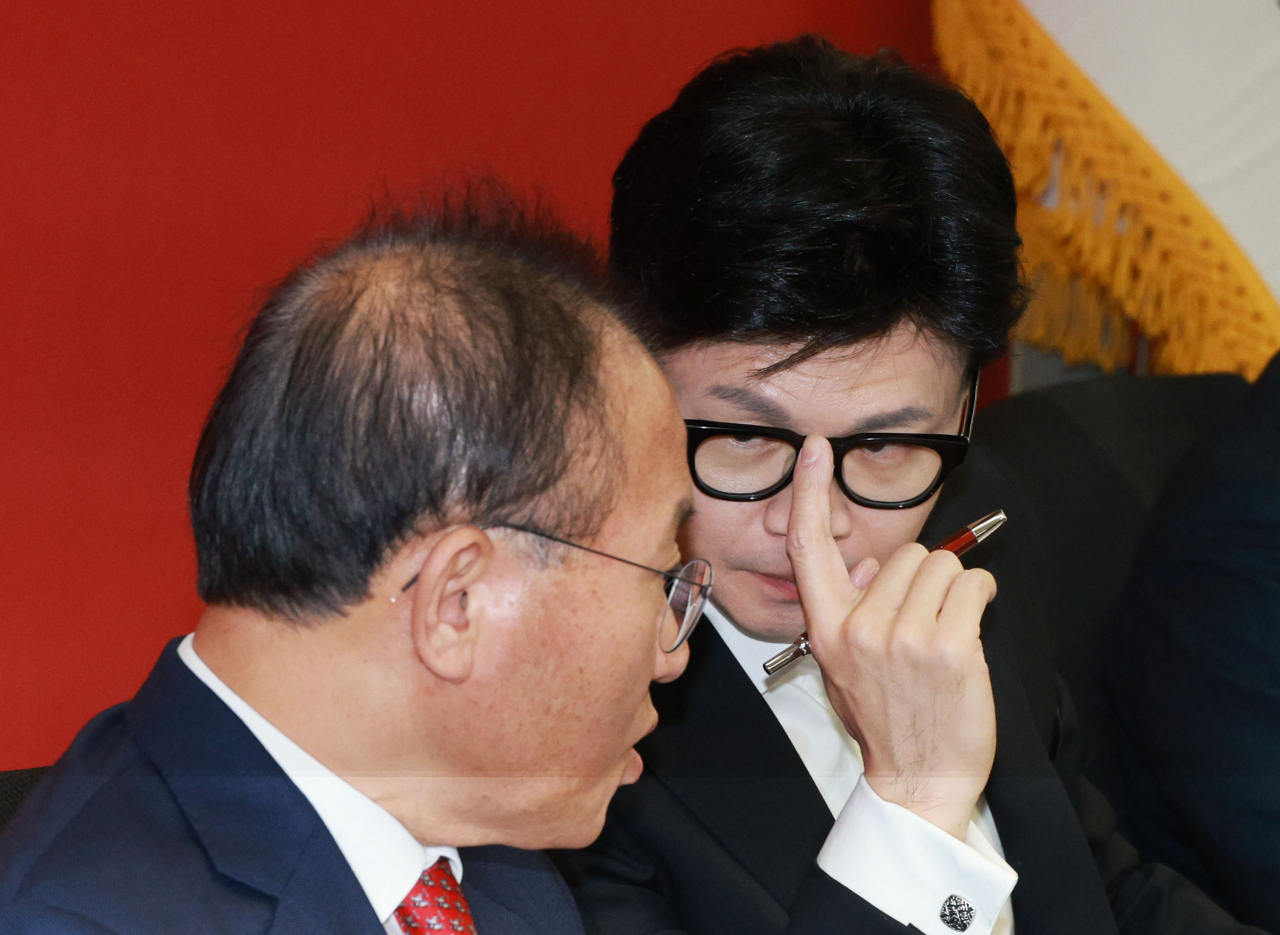 한동훈 국민의힘 비상대책위원장과 윤재옥 원내대표가 29일 오전 서울 여의도 국민의힘 중앙당사에서 열린 비상대책위원회의에서 대화하고 있다. [연합]