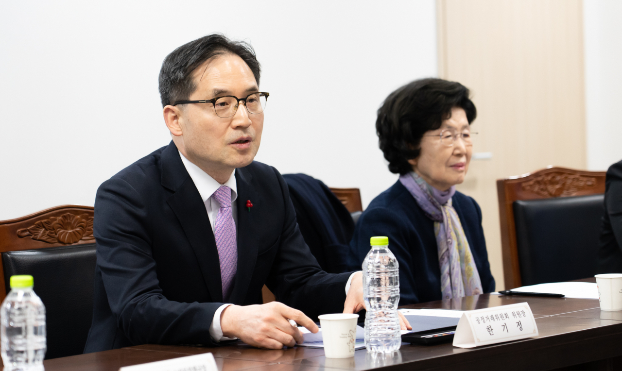 한기정 공정거래위원장이 지난 23일 한국공정거래조정원에서 열린 한국소비자단체협의회 등 10개 소비자단체 대표들과 간담회에서 소비자정책 주요 과제인 플랫폼법 등에 대해 설명했다. [공정거래위원회]
