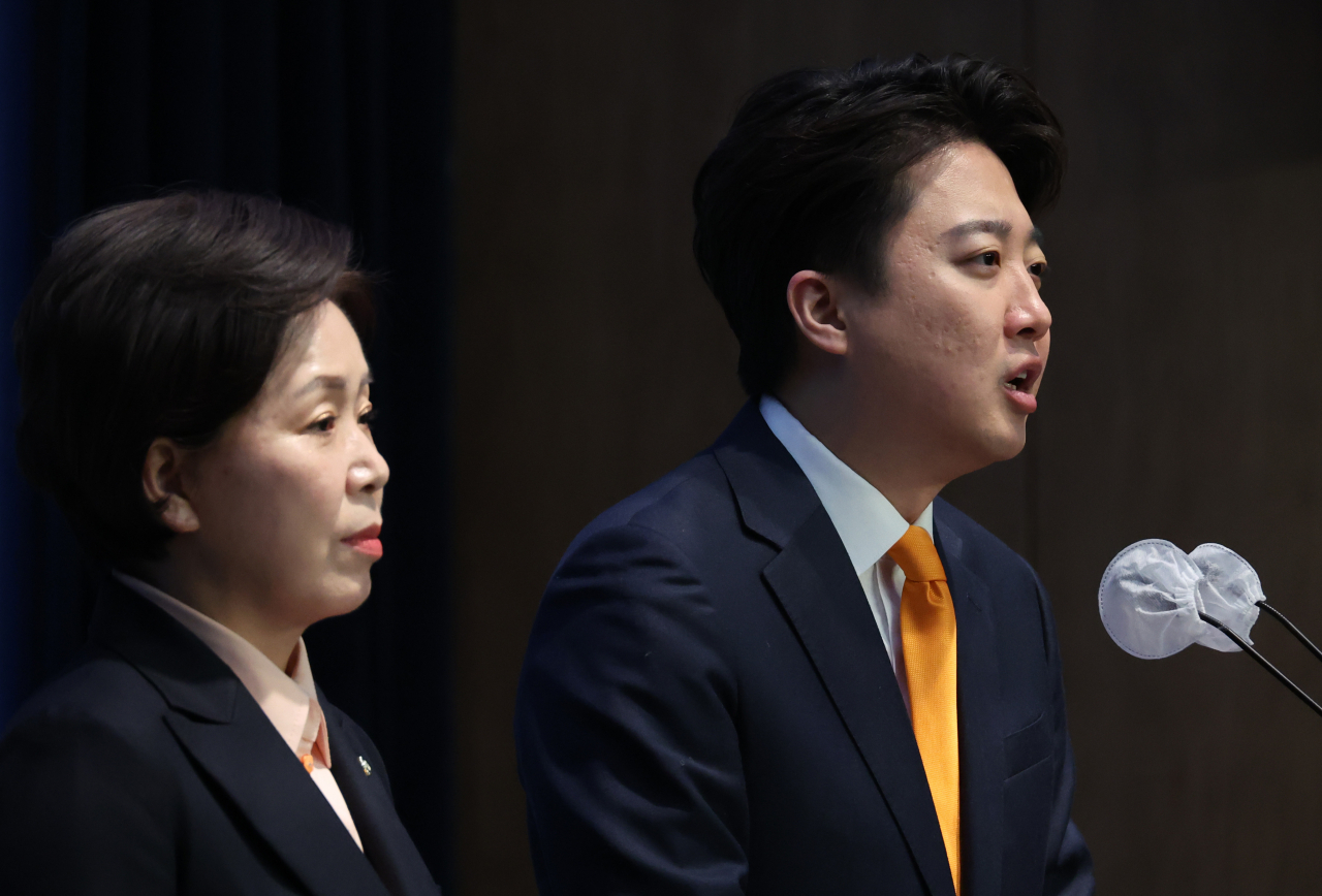 개혁신당 이준석 대표가 29일 국회에서 군 관련 정책 발표를 하고 있다. 왼쪽은 합당을 공식 선언한 한국의희망 양향자 대표. [연합]
