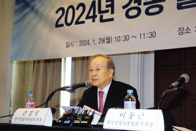 손경식 한국경영자총협회 회장이 29일 서울 중구 프레스센터에서 열린 신년 기자간담회에서 “이번 임시국회에서 중대재해처벌법 유예가 필요하다”고 강조하고 있다. [경총 제공]