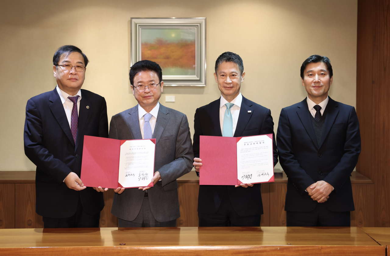 경북도와 히로시마현의 우호교류의향서 체결식 모습.박영서 경북도의회부의장(왼쪽부터), 이철우 경북지사, 유자키 히데히코 히로시마현 지사, 임시흥 주히로시마총영사관 총영사.[경북도 제공]