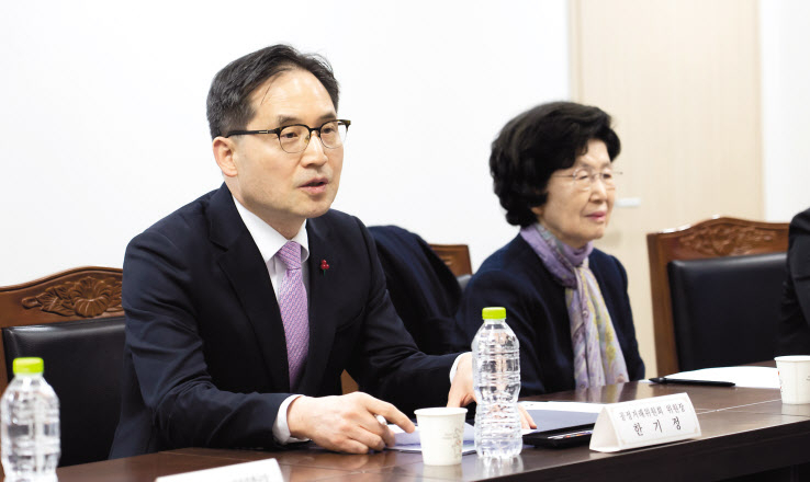 한기정 공정거래위원장이 지난 23일 한국공정거래조정원에서 열린 한국소비자단체협의회 등 10개 소비자단체 대표들과 간담회에서 소비자정책 주요 과제인 플랫폼법 등에 대해 설명했다. [공정거래위원회 제공]