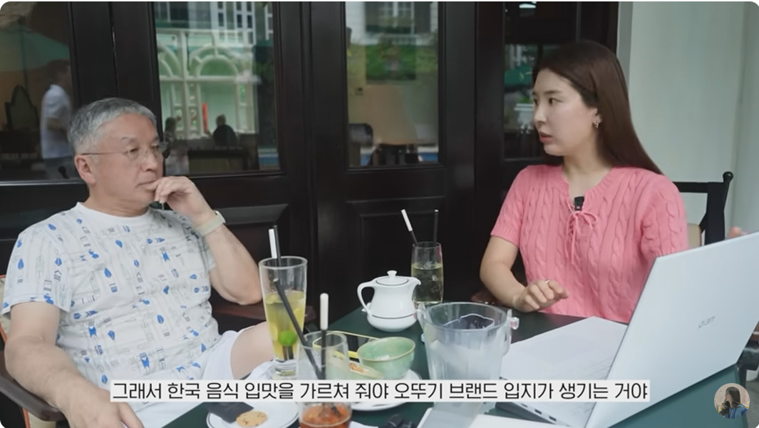 '오뚜기 3세' 함연지씨가 본인의 유튜브채널에서 오뚜기 베트남 법인을 방문해 아버지인 함영준 회장에게 베트남 시장 탐방 관련 보고를 하는 모습. [햄연지 유튜브채널 갈무리]
