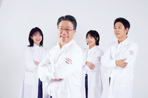 ‘볼륨삼푸’를 개발한 KAIST 화학과 연구팀. 왼쪽부터 김은우 연구원, 이해신 교수, 주헬렌·양한열 연구원. [KAIST 제공]