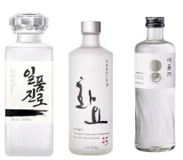 증류식 소주 대표 제품인 하이트진로 일품진로(왼쪽부터), 광주요 그룹 화요, 롯데칠성 여울 [각사 제공]