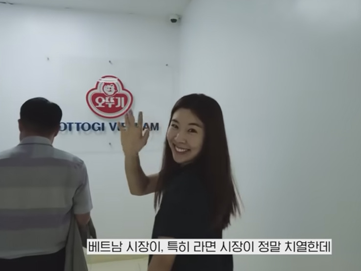 함영준 오뚜기 회장 장녀 함연지씨가 본인의 유튜브채널에 올린 오뚜기 베트남 법인 방문 영상 중 한 장면. [햄연지 유튜브채널 갈무리]