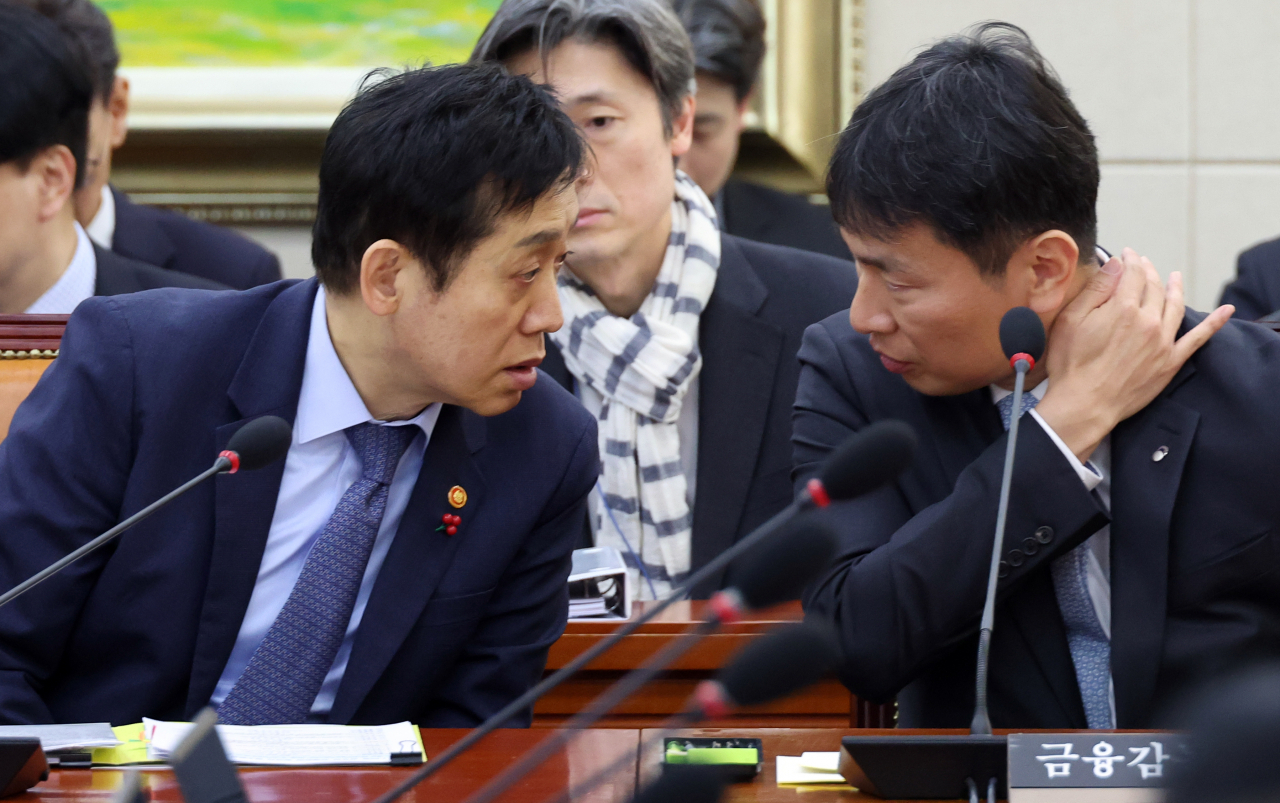김주현 금융위원장(왼쪽)과 이복현 금융감독원장이 29일 국회 정무위원회에서 대화하고 있다. [연합]