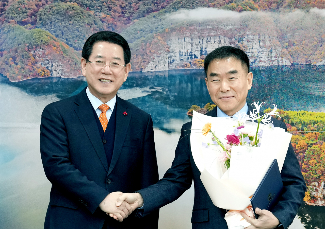 6대 황철규 녹색 에너지 연구원 원장(오른쪽)