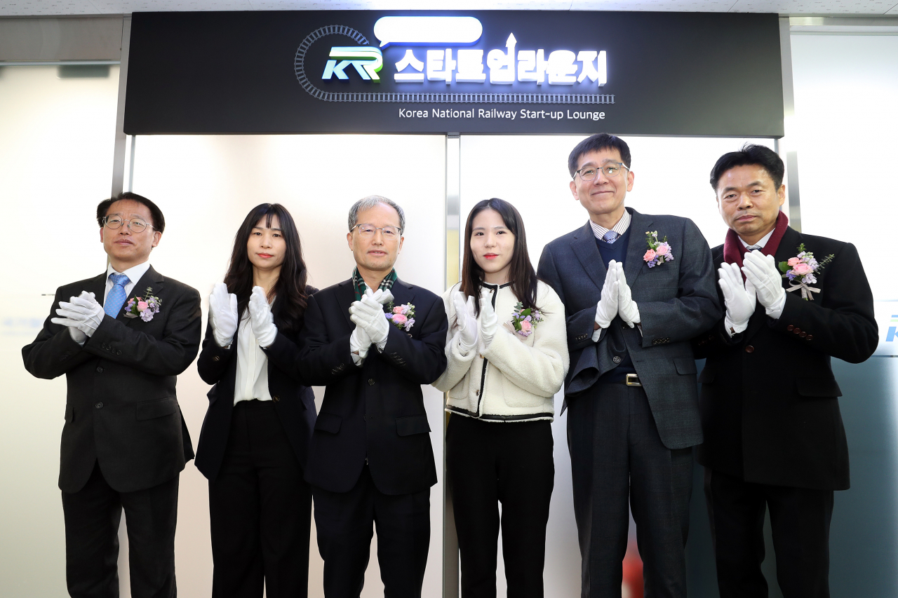 안산역 KR스타트업라운지 개소식(왼쪽부터 3번째 김한영 국가철도공단 이사장).