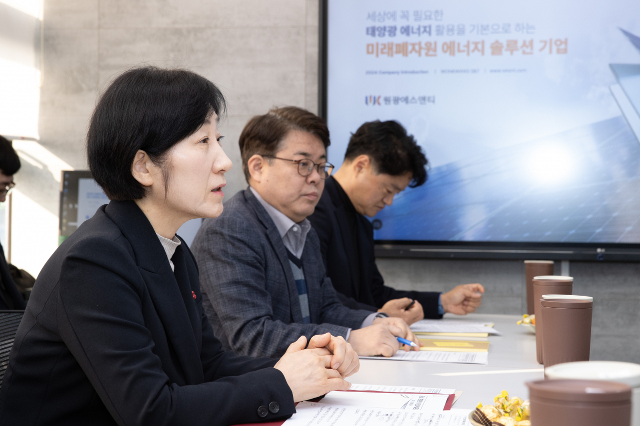 한화진 환경부 장관이 29일 오전 인천시 소재 태양광 폐패널 재활용 업체 ㈜원광에스앤티에서 가진 간담회에서 발언하고 있다.[환경부 제공]