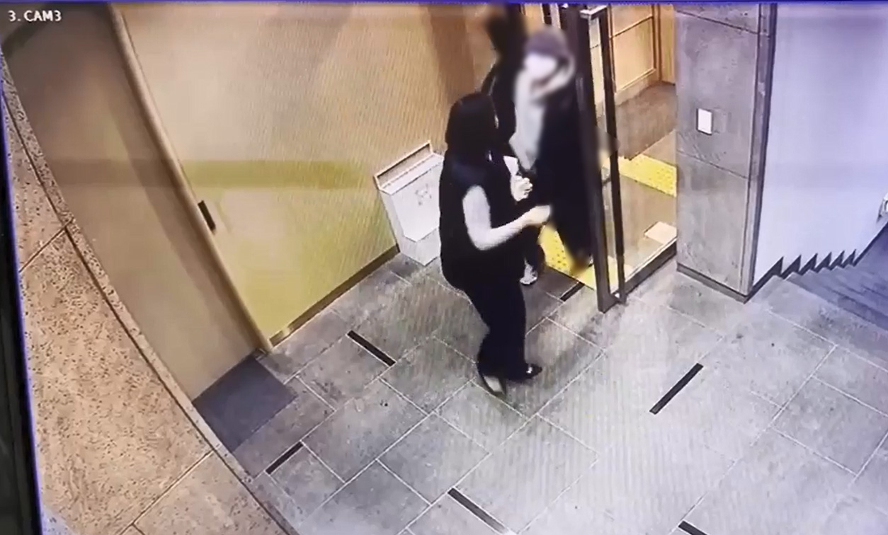 국민의힘 배현진 의원(서울 송파을)이 25일 오후 서울 강남구 신사동의 한 건물에서 괴한에게 습격 당하는 장면이 담긴 CCTV 화면을 배 의원실이 공개했다. [연합]
