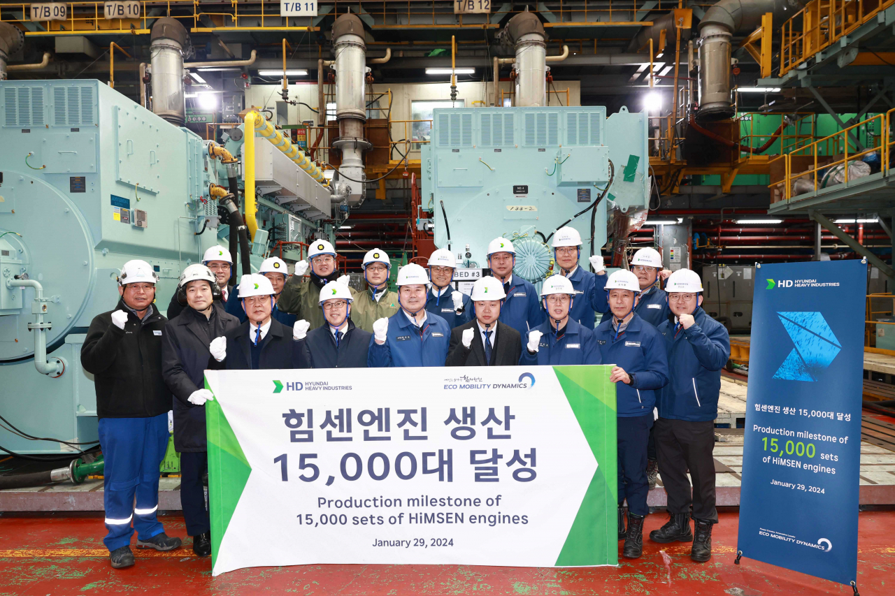 HD현대중공업 임직원이 29일 국내 최초로 독자 개발한 ‘힘센엔진(HiMSEN)’의 누계 생산 1만5000대 달성 기념 행사에서 파이팅을 외치고 있다. [HD현대중공업 제공]