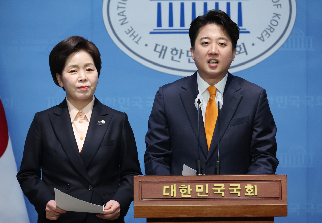 개혁신당 이준석 대표가 29일 국회에서 군 관련 정책 발표를 하고 있다. 왼쪽은 합당을 공식 선언하고 개혁신당 원내대표를 맡기로 한 양향자 의원. [연합]