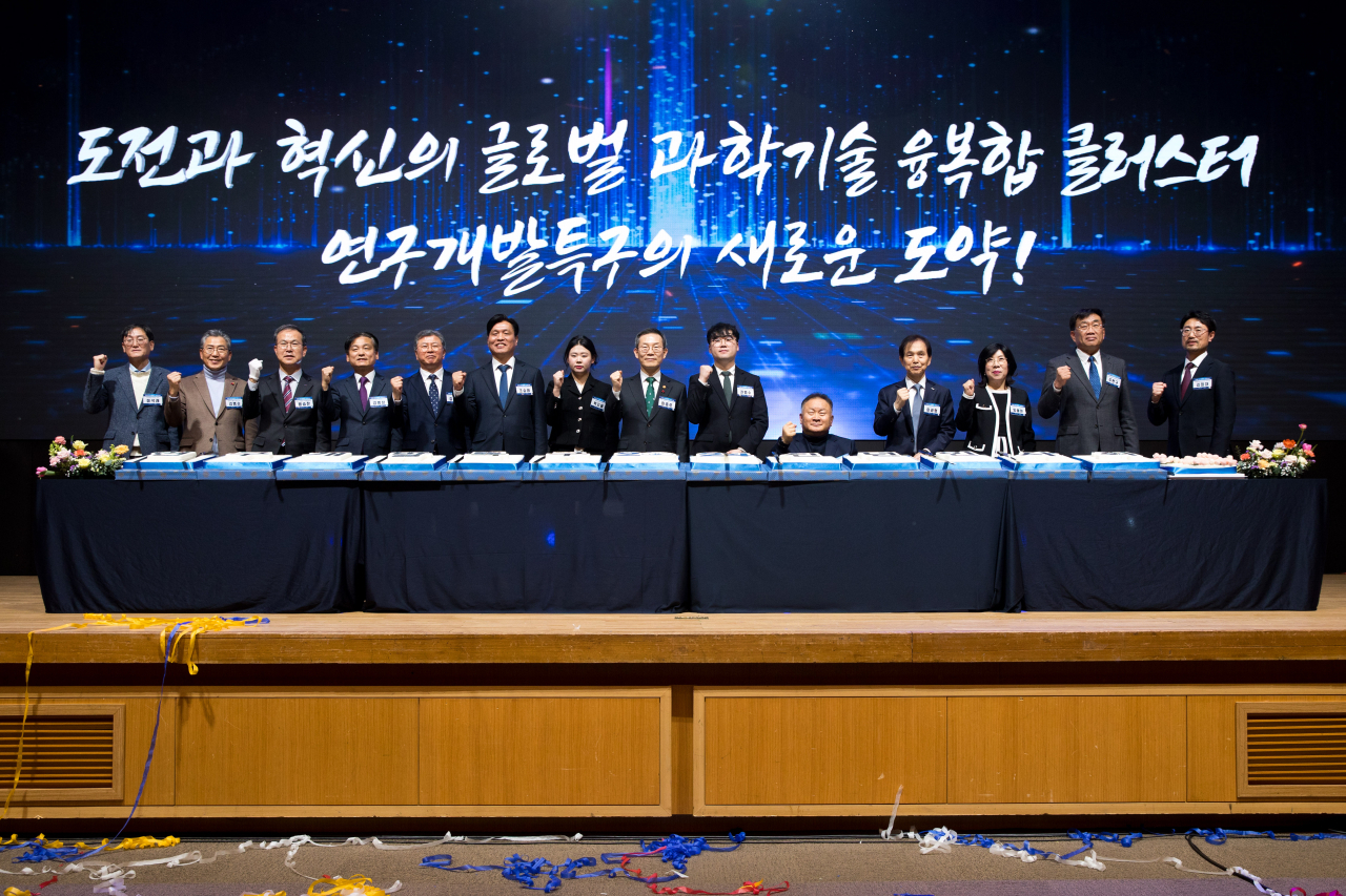이종호 과학기술정보통신부 장관이 29일 오후 대전광역시 유성구 대전컨벤션센터에서 열린 '2024년 연구개발특구 신년인사회' 에서 화이팅을 외치고 있다. 이석래(왼쪽부터) 국립중앙과학관장, 김병순 대덕이노폴리스벤처협회장, 방승찬 한국전자통신연구원장, 강병삼 연구개발특구진흥재단 이사장, 김복철 국가과학기술연구회 이사장, 조승래 국회의원, 박지혜 한국표준과학연구원 박사, 이종호 과학기술정보통신부 장관, 권범수 과학기술연합대학원대학교(UST) 학생, 이상민 국회의원, 이광형 KAIST 총장, 임혜원 대한여성과학기술인회장, 주한규 한국원자력연구원장, 김정대 한화솔루션 중앙연구소장.[과기정통부 제공]