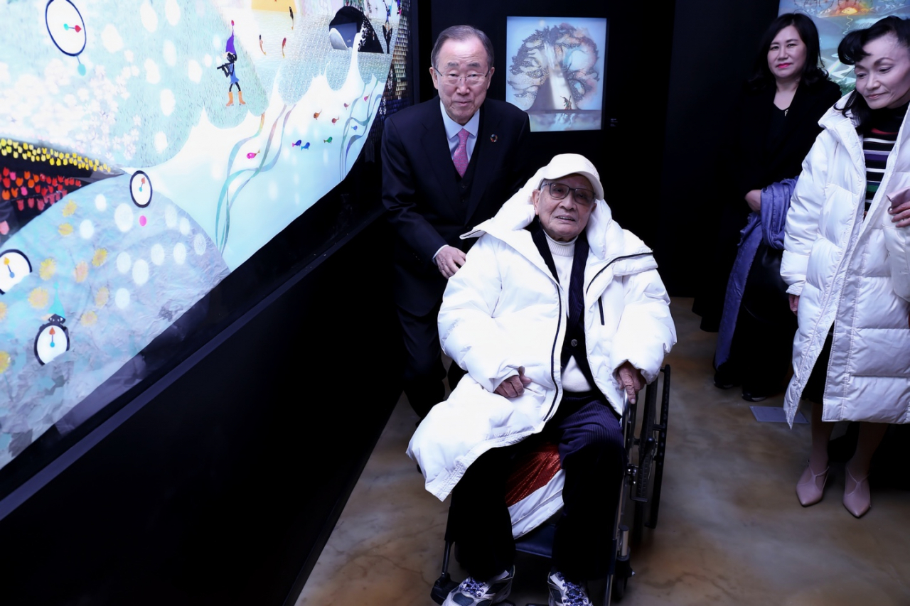 서울 세종문화회관에서 열린 탄생 100주년 기념 개인전 ‘오사카 파노라마’ 개막식을 찾은 작가 후지시로 세이지와 반기문 전 유엔사무총장 모습. [케이아트커뮤니케이션 제공]