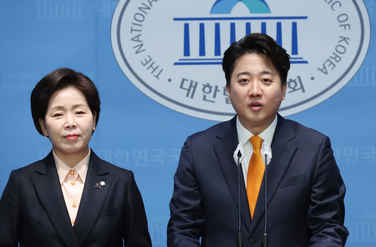 이준석 개혁신당 대표가 29일 국회에서 군 관련 정책 발표를 하고 있다. 왼쪽은 합당을 공식 선언하고 개혁신당 원내대표를 맡기로 한 양향자 의원. [연합]