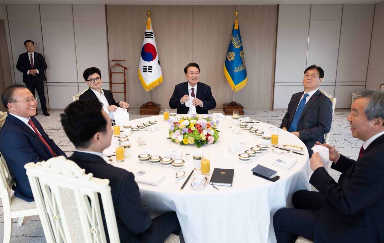 윤석열 대통령이 29일 서울 용산 대통령실 청사에서 국민의힘 한동훈 비상대책위원장, 윤재옥 원내대표 등과 오찬을 함께하며 대화하고 있다. [연합]