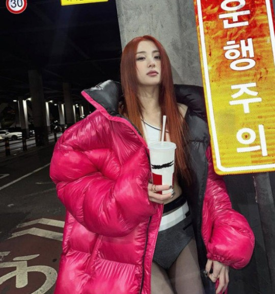 팬츠리스 패션을 선보인 여성아이돌그룹 르세라핌 멤버 허윤진 [허윤진 SNS]
