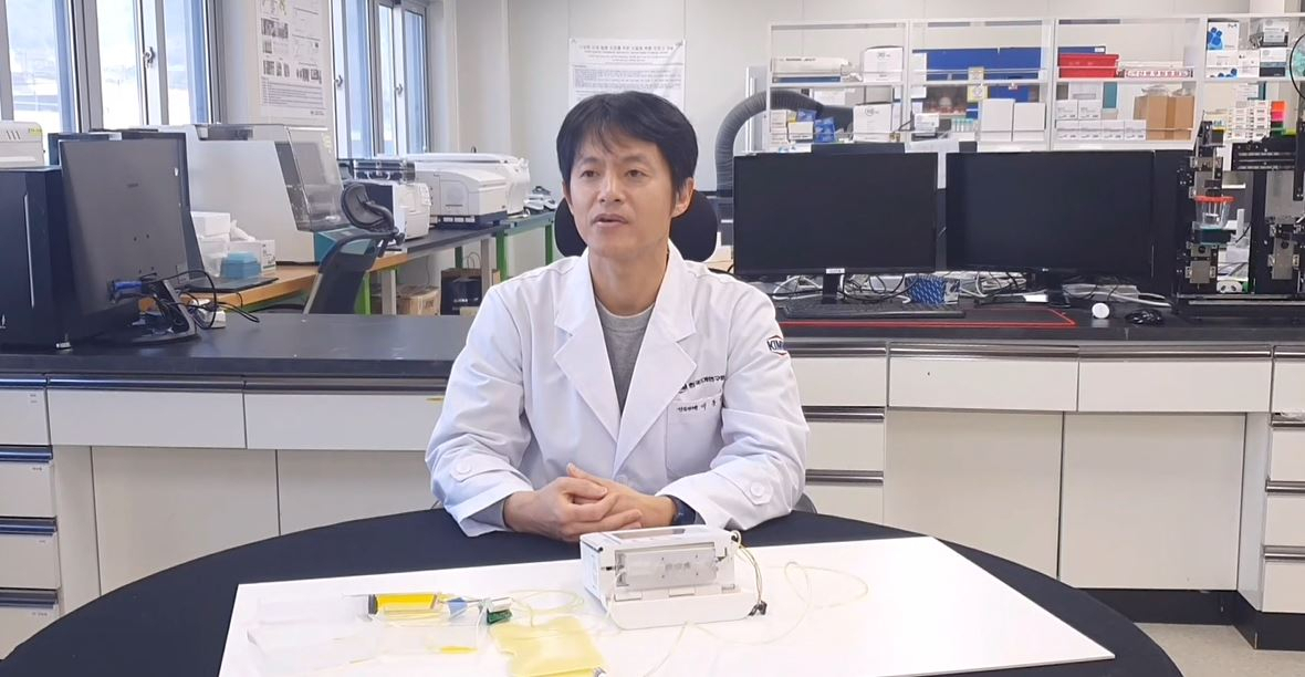 이동규 한국기계연구원 박사가 약물 투약 감지센서 기술이 적용된 약물주입펌프에 대해 설명하고 있다.[한국기계연구원 제공]