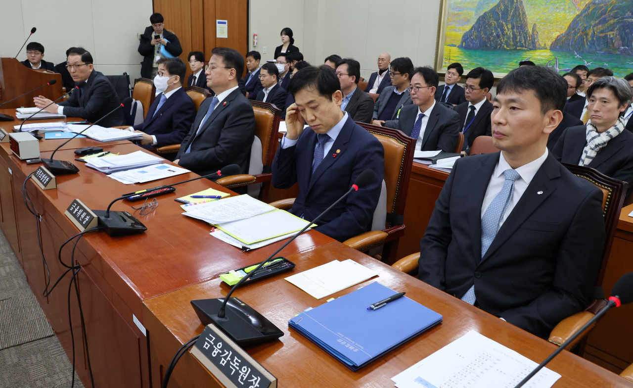 29일 국회 정무위원회 전체회의에서 오른쪽부터 이복현 금융감독원장, 김주현 금융위원장, 방기선 국무조정실장, 유철환 국민권익위원장, 김혁수 국무조정실 대테러센터장. [연합]