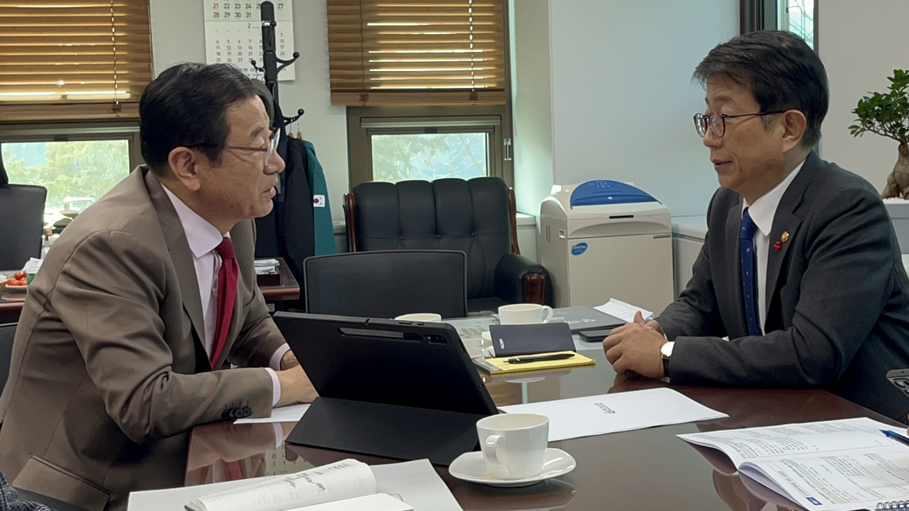 이현재(완쪽) 하남시장이 박상우 국토교통부장관을 만나 지역현안 해소방안을 논의했다.