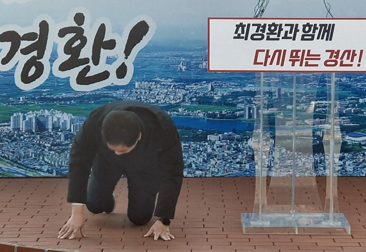 격세지감 ‘옛 권력’…공세 내몰린 친문, 부활 노리는 친박 [이런정치]