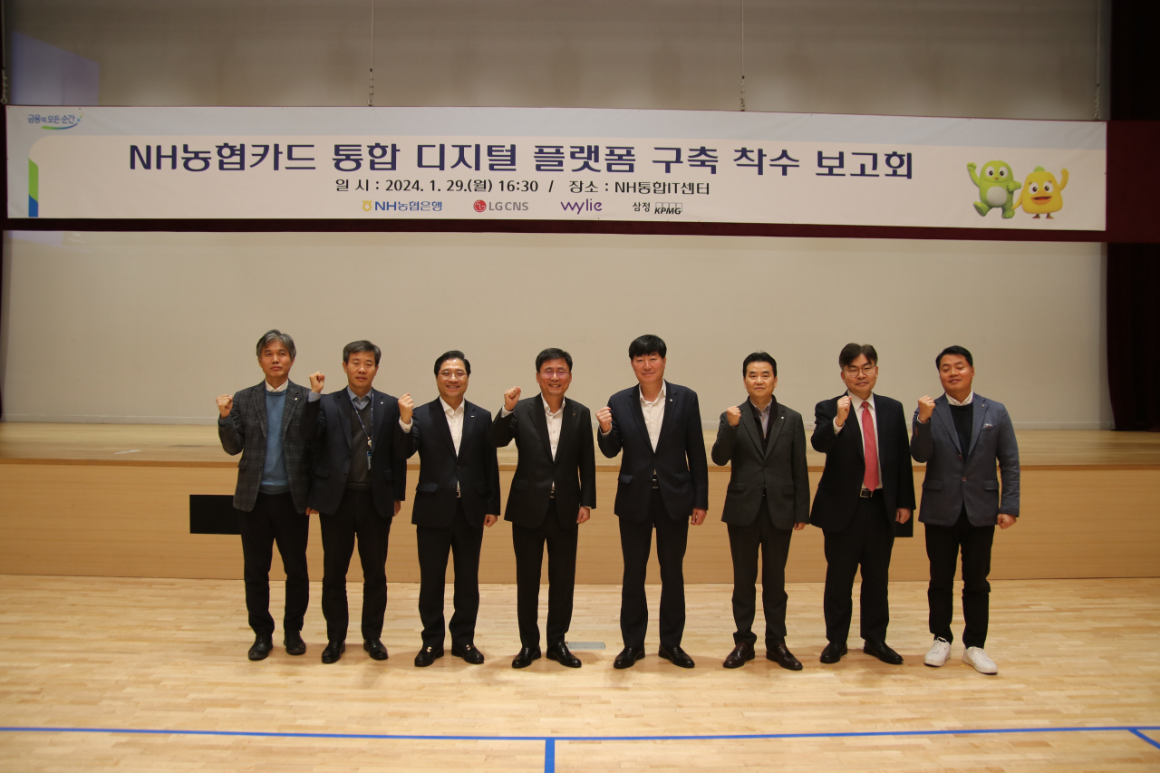 왼쪽부터 이영규 IT기획부장, 주재섭 IT카드디지털단장, 박상원 삼정kpmg부대표, 황재현 IT부행장, 윤성훈 NH카드분사 사장, 김용환 카드디지털사업부장, 최문근 LG CNS 전무, 이재욱 wylie 사장이 기념 촬영을 하고 있다.[NH농협은행 제공]