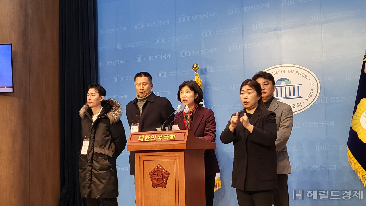 양정숙 의원이 30일 오전 국회 소통관에서 진행된 홍콩 ELS 피해 사태 관련 기자회견에서 발언하고 있다. 강승연 기자
