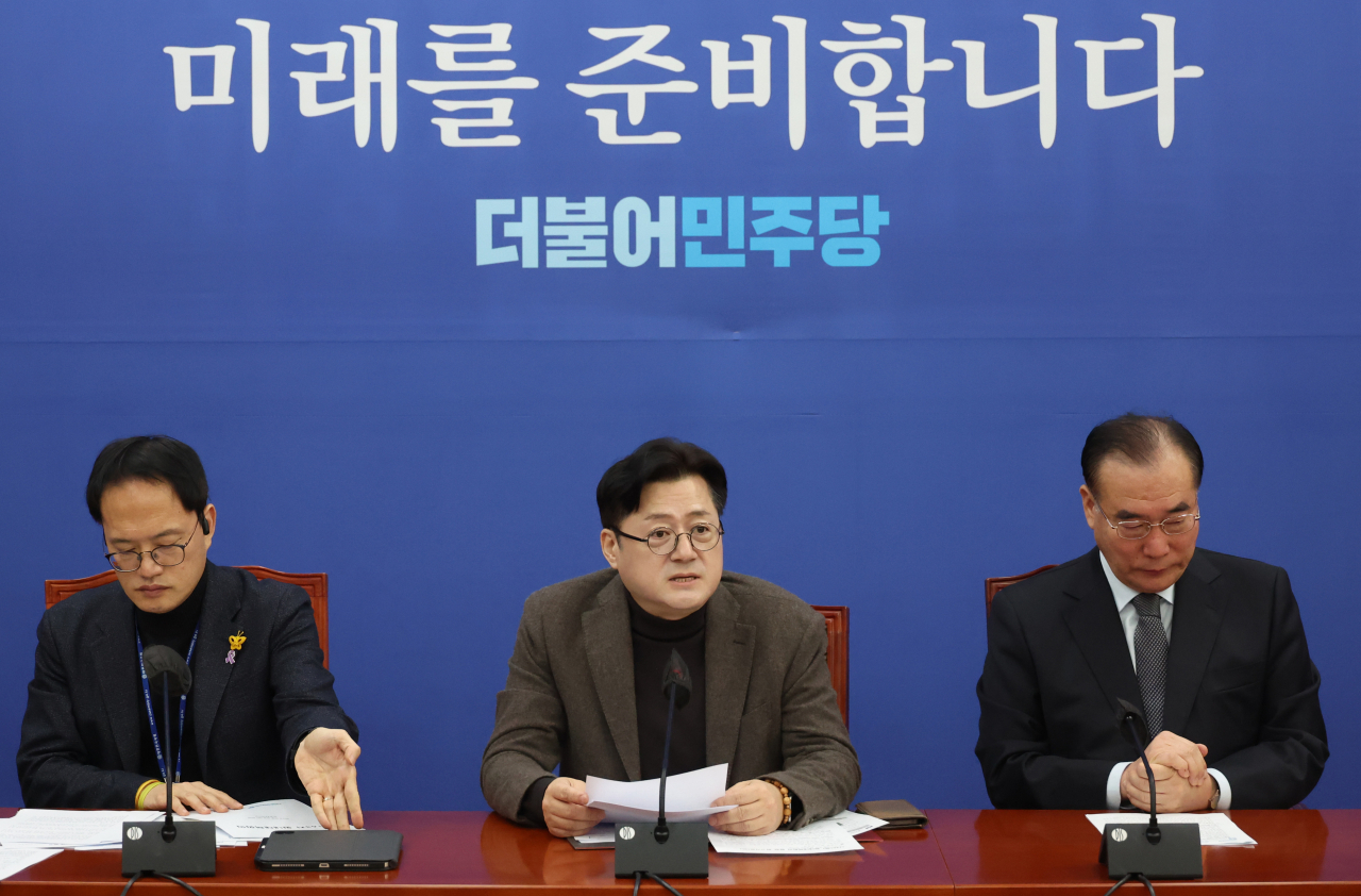 홍익표(가운데) 더불어민주당 원내대표가 30일 국회에서 열린 원내대책회의에서 발언하고 있다. [연합]