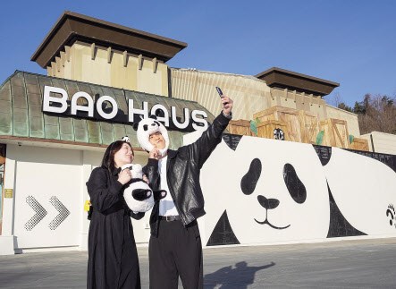 20일부터 에버랜드가 선보인 판다 테마 체험 갤러리 ‘바오 하우스(BAO HAUS)’가 오픈 10일 만에 관람객 1만명을 돌파했다. [에버랜드 제공]