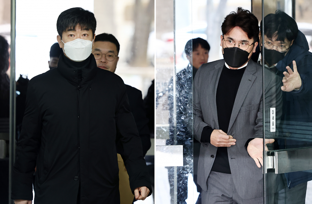 배임수재 등 혐의를 받는 프로야구 KIA 타이거즈의 김종국 전 감독(왼쪽)과 장정석 전 단장이 구속 전 피의자 심문(영장심사)을 받기 위해 30일 오전 서초구 서울중앙지법으로 들어서고 있다.[연합]