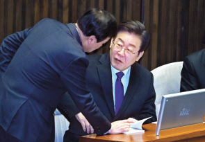 이재명(오른쪽) 민주당 대표