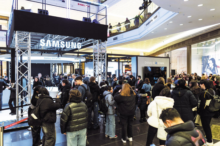 19일 독일 베를린 쇼핑몰(Mall of Berlin·왼쪽)과 브라질 상파울루에 마련된 갤럭시 S24 시리즈 체험 공간에서 현지 소비자들이 제품을 체험하고 있다. [삼성전자 제공]