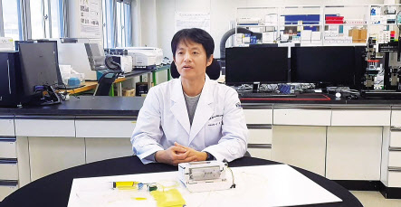 이동규 한국기계연구원 박사가 약물 투약 감지센서 기술이 적용된 약물주입펌프에 대해 설명하고 있다. [한국기계연구원 제공]