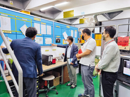 한국산업단지공단 관계자가 ESG경영 컨설팅을 받은 제조업체를 방문해 결과를 점검하고 있다. [한국산업단지공단 제공]